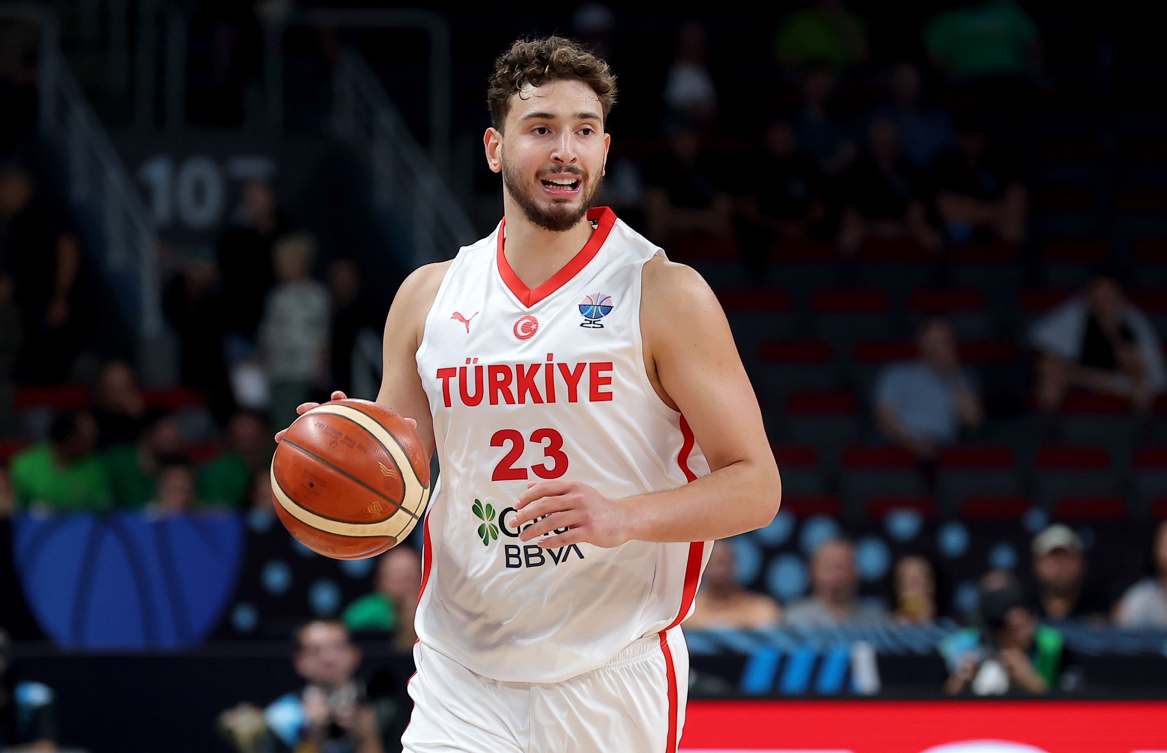 起飞!沉金在7场比赛 7次胜利和7次中赢得了一场比赛 他在欧洲锦标赛中场均21.6+10.9+7.1