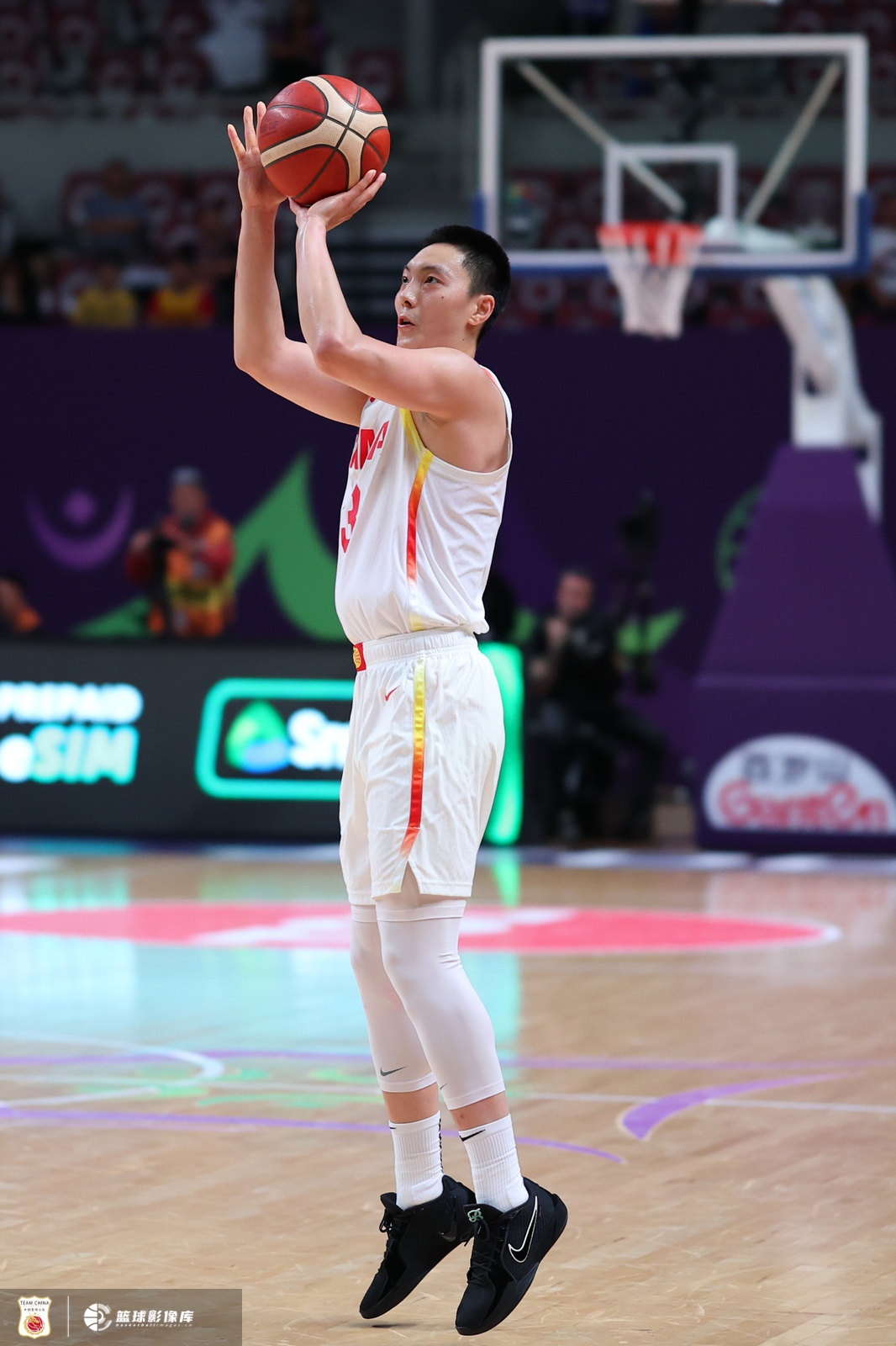 媒体人员:中国男子篮球队的首发调整 并将不在替补席上得分的球员找到自己的身份